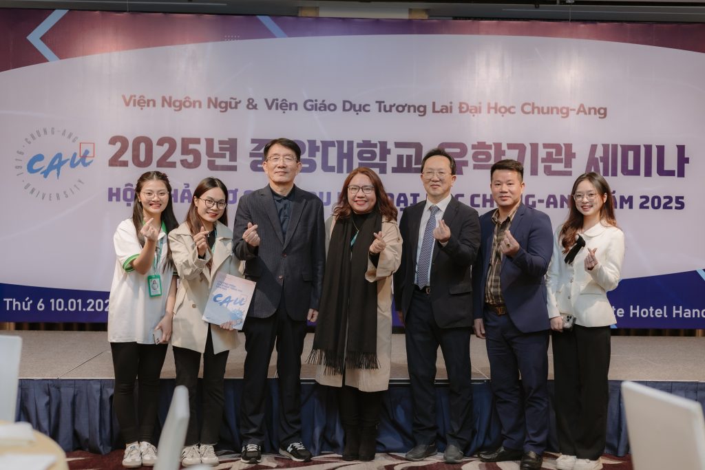 BinEdu chụp ảnh cùng Đại diện của trường Chung-ang